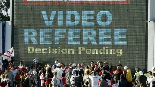 «Instant Replay»; Ακόμα γελάνε Βαρούχας, Βασιλάκης