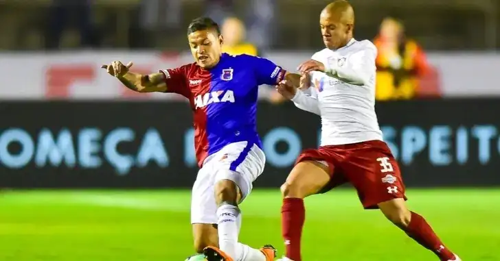 carlos eduardo e marcado por marcos junior no jogo entre parana e fluminense