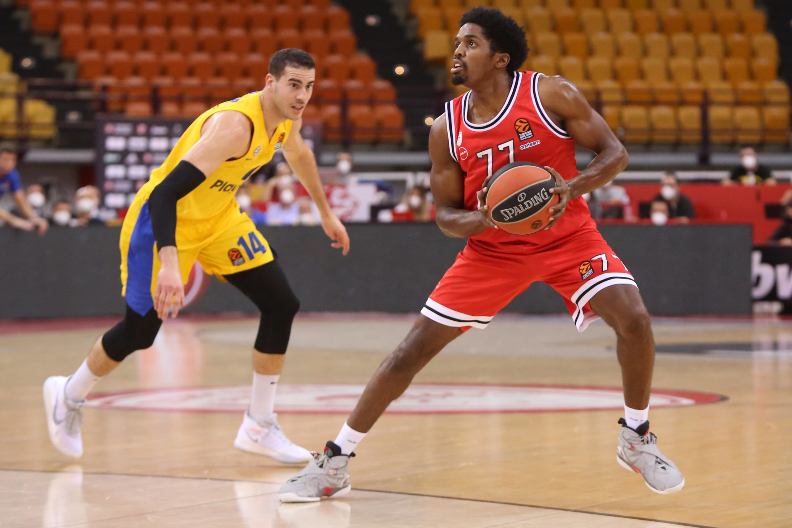 Να διατηρήσει το αήττητο στο ΣΕΦ